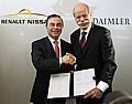 7. April 2010: Carlos Ghosn, Vorstandsvorsitzender und CEO der Renault-Nissan Allianz und Dr. Dieter Zetsche, Vorsitzender des Vorstands der Daimler AG, unterzeichnen den Vertrag.